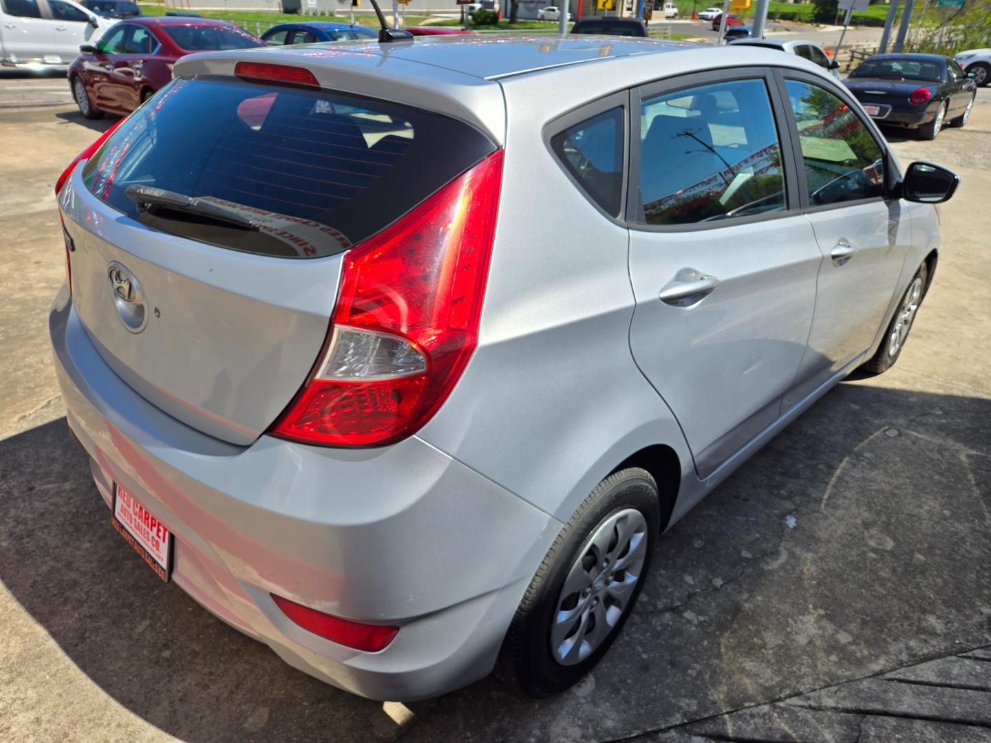 2017 SILVER Hyundai Accent SE 5-Door 6A (KMHCT5AE6HU) with an 1.6L L4 DOHC 16V engine, 6A transmission, located at 503 West Court, Seguin, TX, 78155, (830) 379-3373, 29.568621, -97.969803 - Photo#2